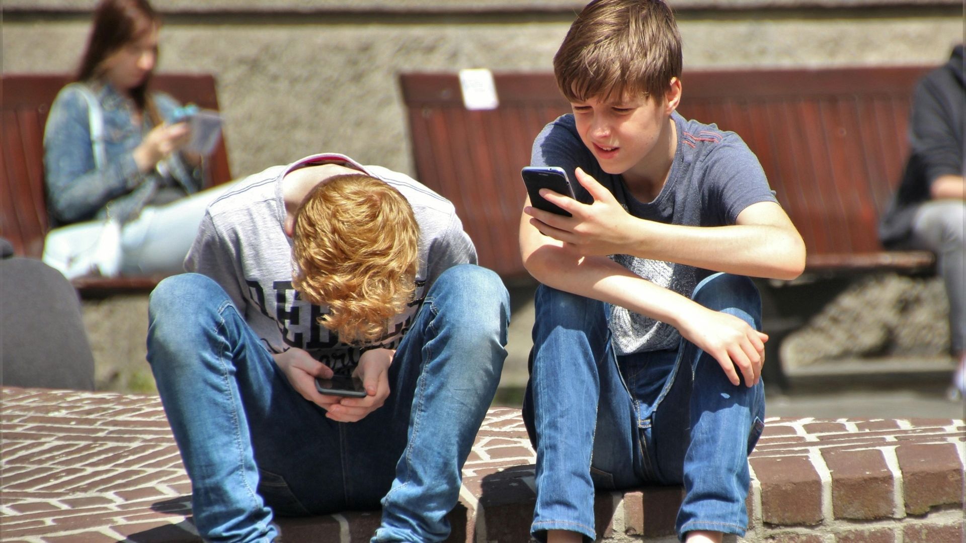 Menores utilizando el móvil