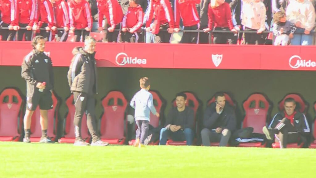 Jesús Navas y sus hijos, espectadores de lujo en el entrenamiento del Sevilla antes del derbi