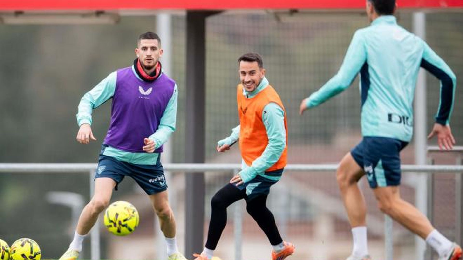 Oihan Sancet, Mikel Vesga y Alex Berenguer, en un entrenamiento del equipo en Lezama