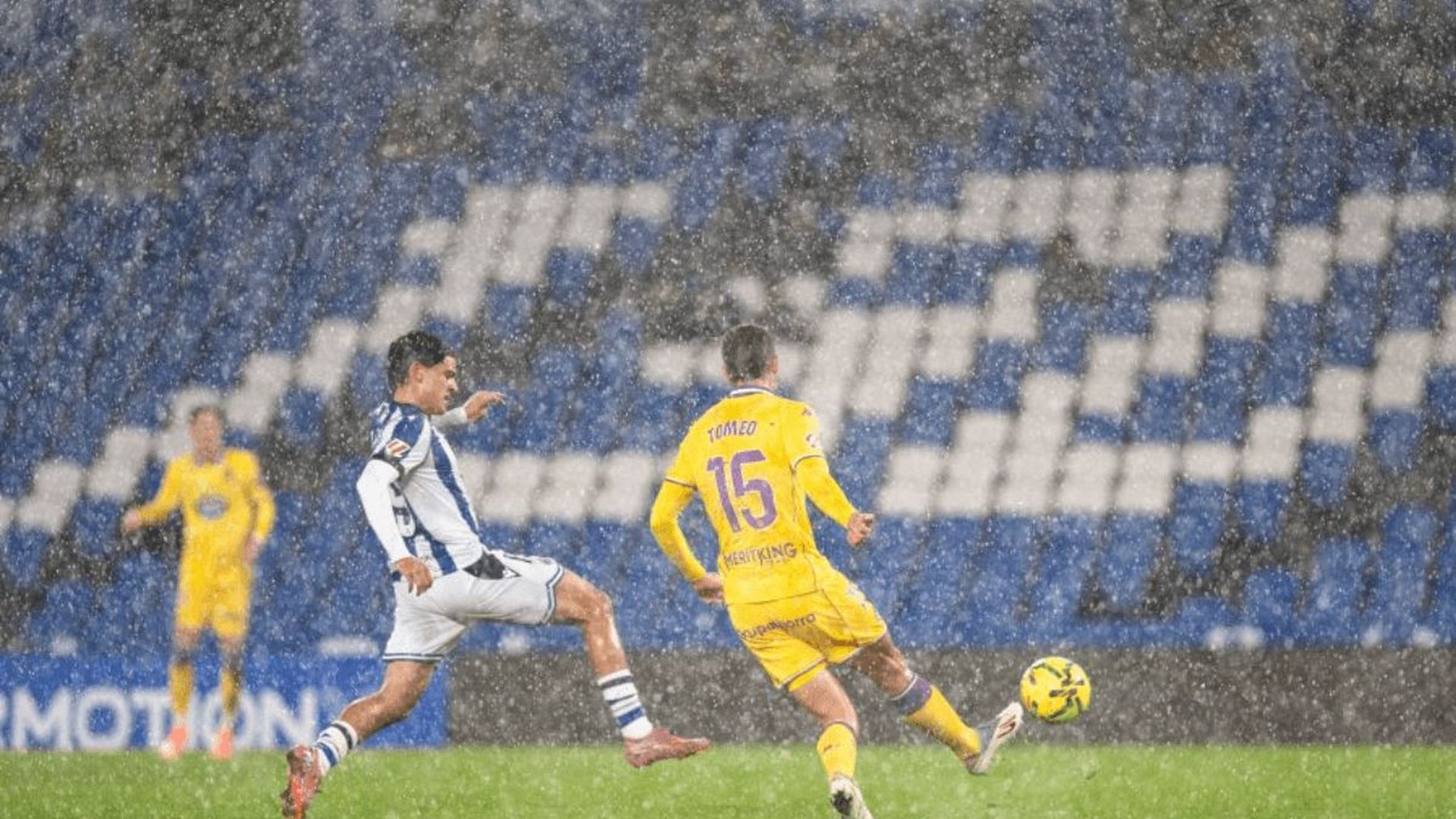 pablo_tomeo_despejando_el_esferico_en_el_reale_arena.png pablo_tomeo_despejando_el_esferico_en_el_reale_arena.png