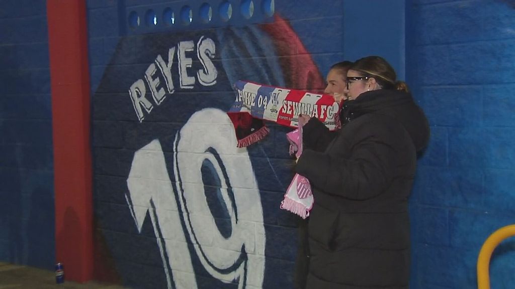 Homenaje de las peñas a Reyes en la previa del Extremadura-Sevilla.