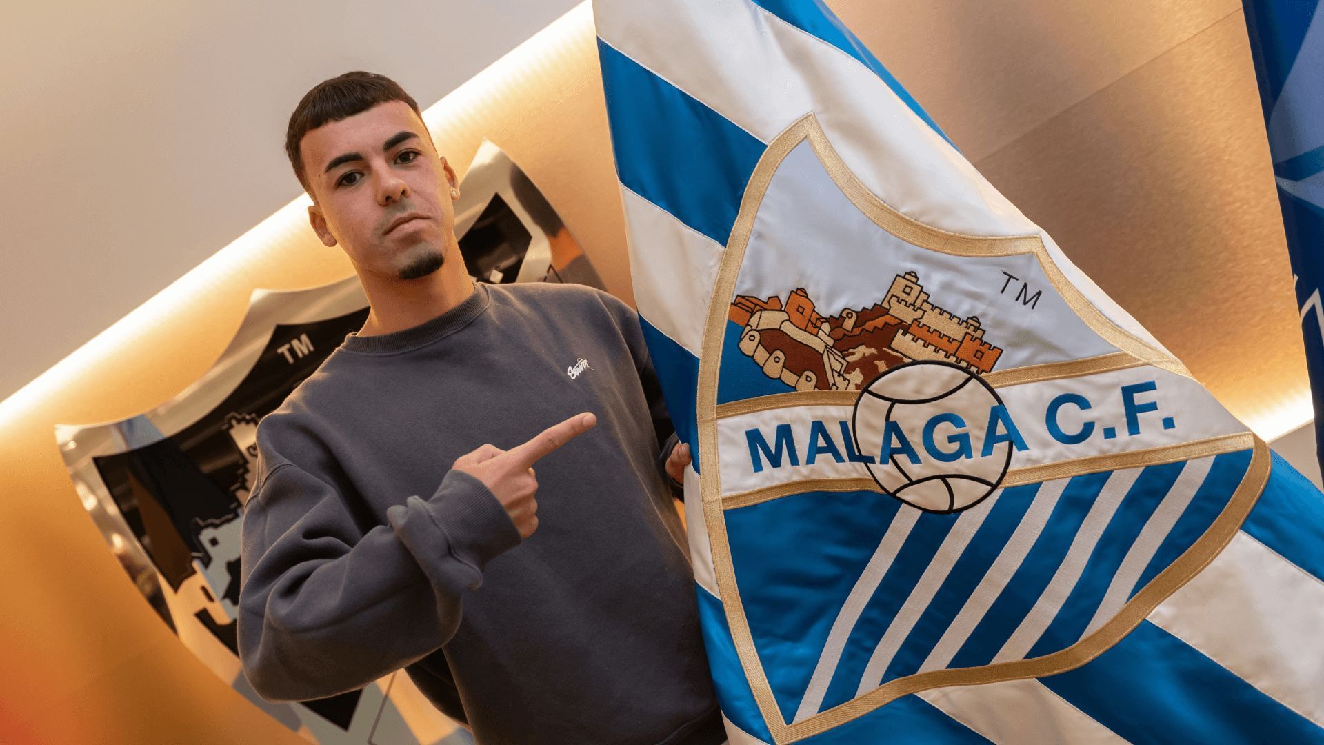 rafita_posa_con_el_escudo_del_malaga_foto_mcf.png