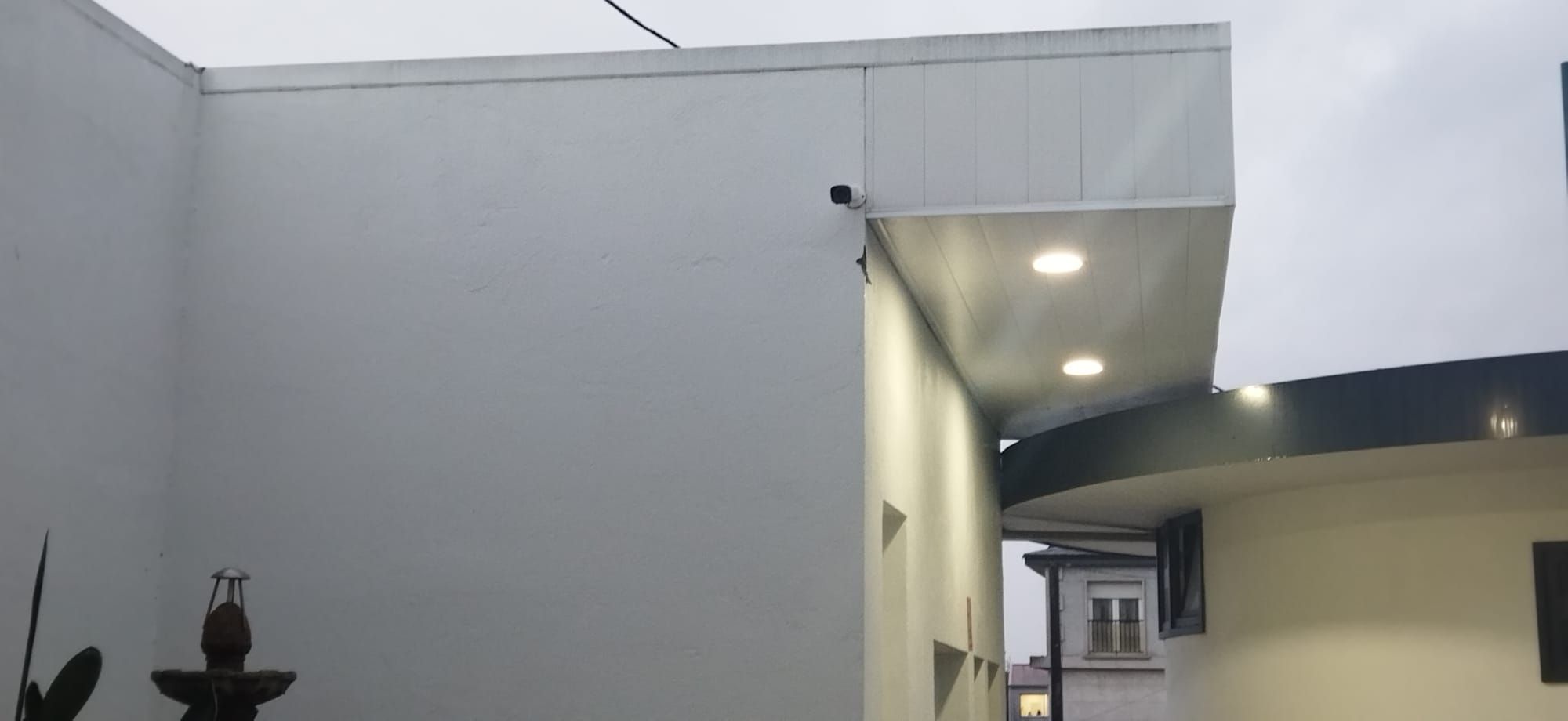 Rastro del disparo al aire de la Guardia Civil en el atraco de la gasolinera de Tui, debajo de la cámara de seguridad