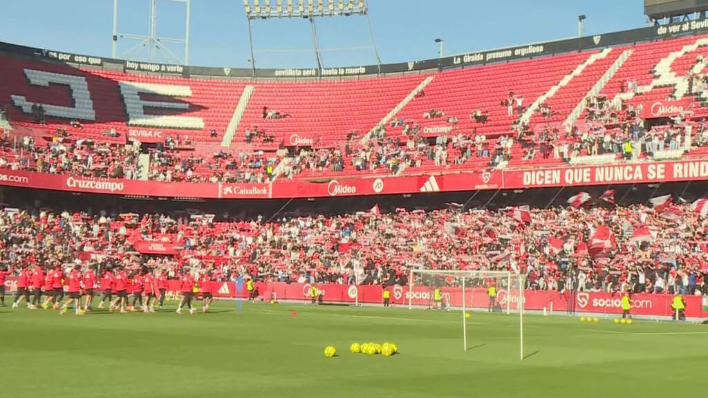 El Sánchez-Pizjuán recibe a sus jugadores con el himno del Centenario en el entrenamiento