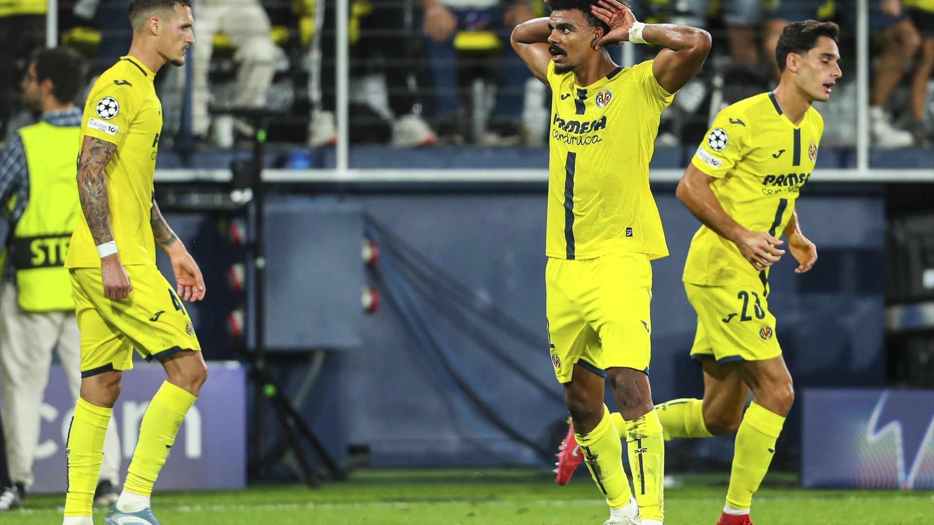Renato Veiga celebra un gol con el Villarreal Renato Veiga celebra un gol con el Villarreal