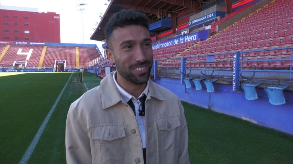 Robe Moreno, un bético en el Extremadura, listo para recibir al Sevilla: "Van a tener que correr más que nosotros"