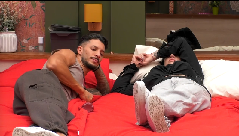 Rocío y Cristian charlan en las camas Rocío y Cristian charlan en las camas