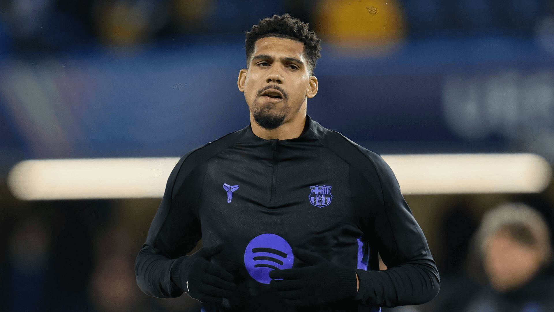 ronald_araujo_en_la_previa_del_chelsea_barcelona_foto_cordon_press.png
