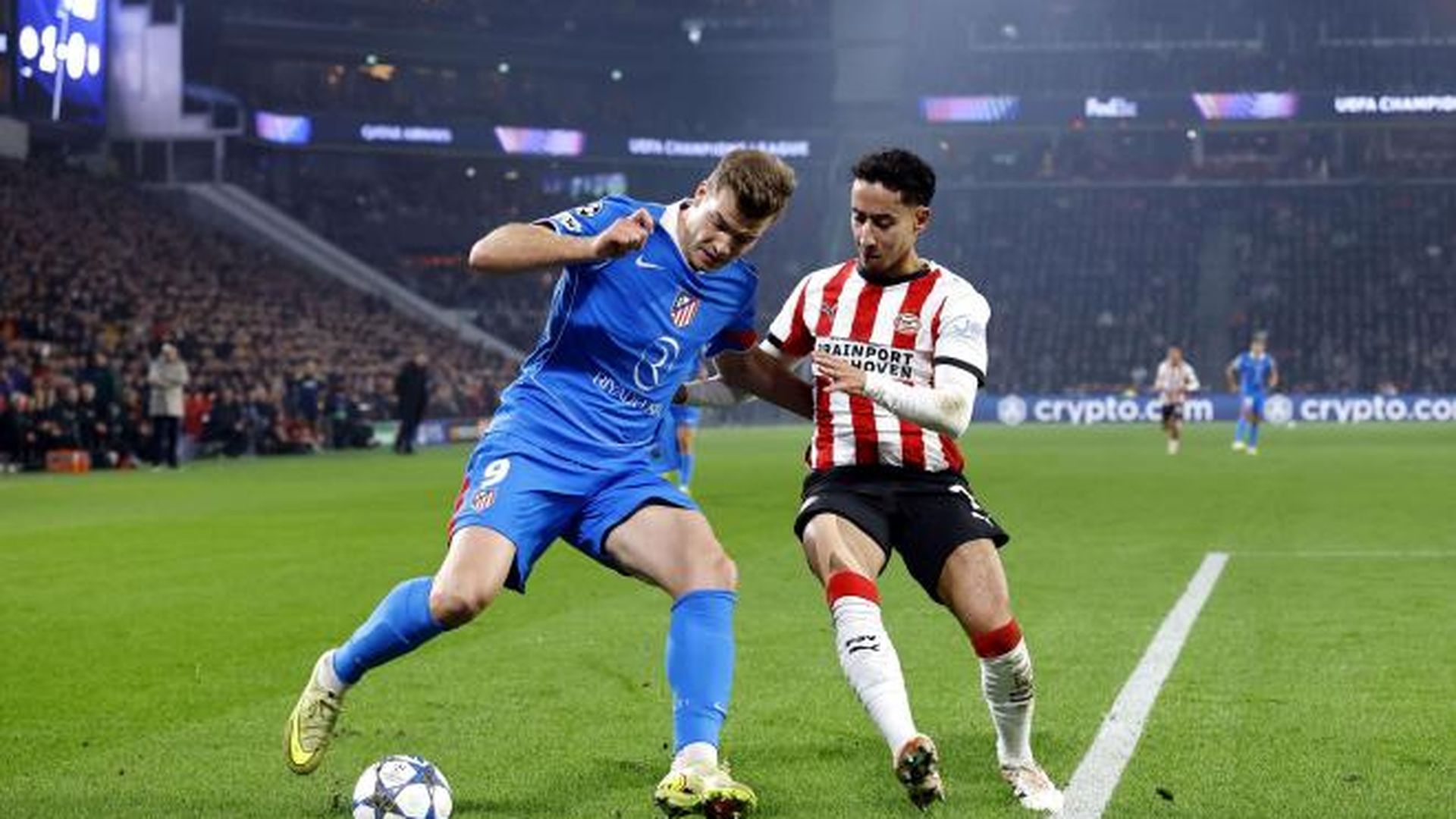 Sorloth, durante el PSV - Atlético de Madrid