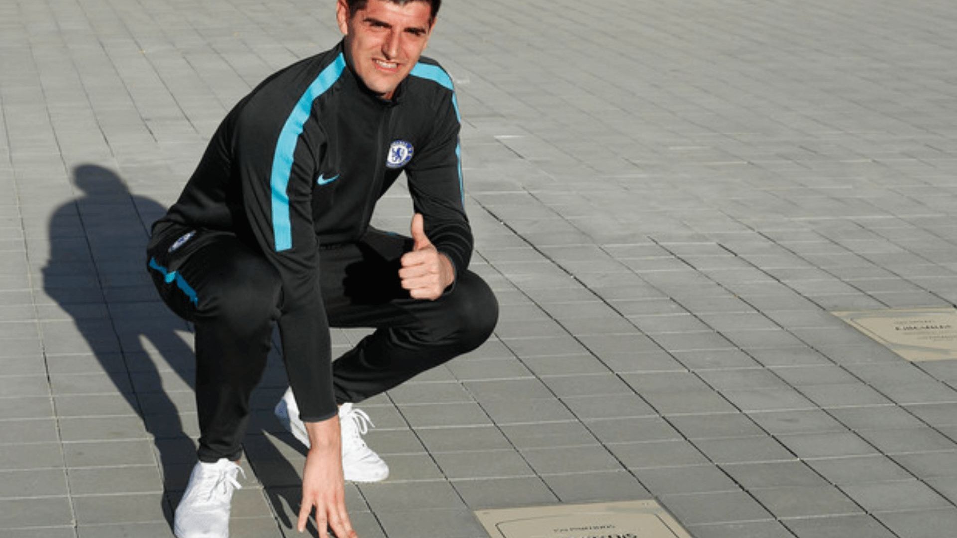 thibaut_courtois_posa_con_su_placa_en_el_metropolitano_foto_atm.png
