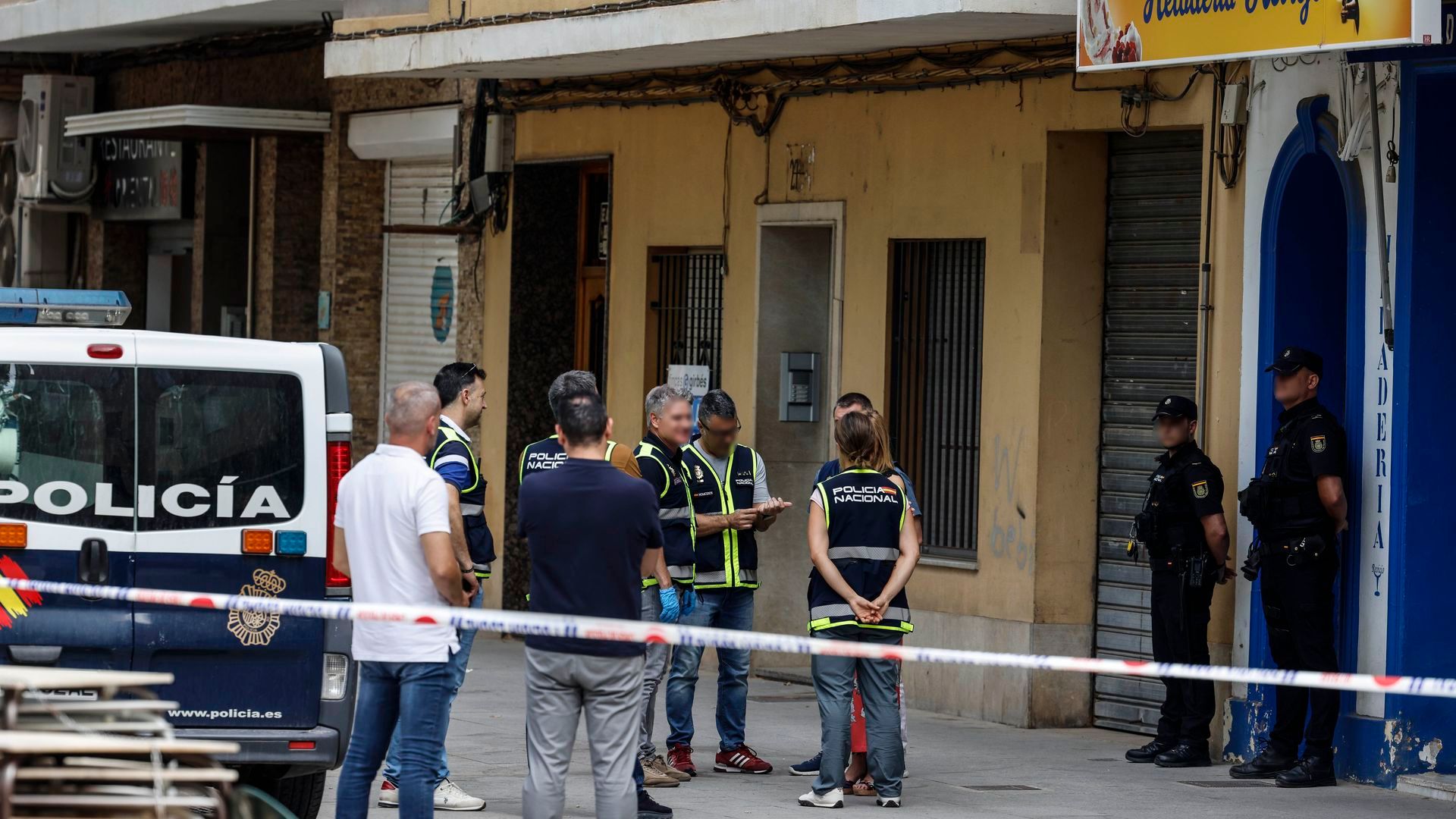 Un hombre amenaza a su pareja poniéndole un cuchillo en el cuello y asomando a su bebé por el balcón en Valencia