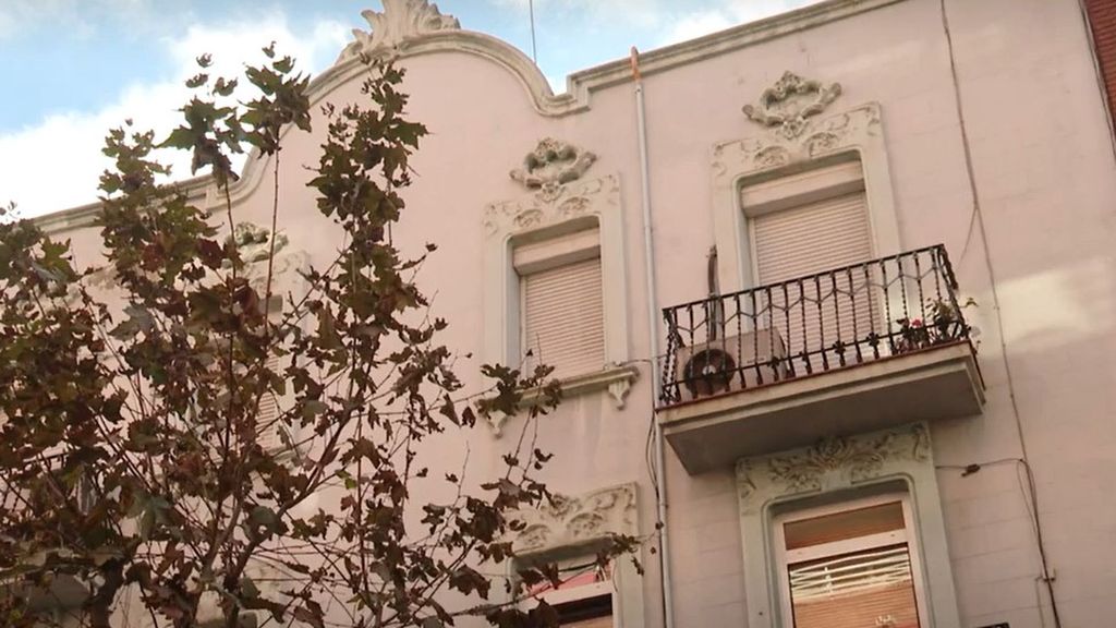 Un vecino dio la voz de alarma para tratar de salvar a Sayuri, la mujer de 36 años asesinada por su pareja en L'Hospitalet