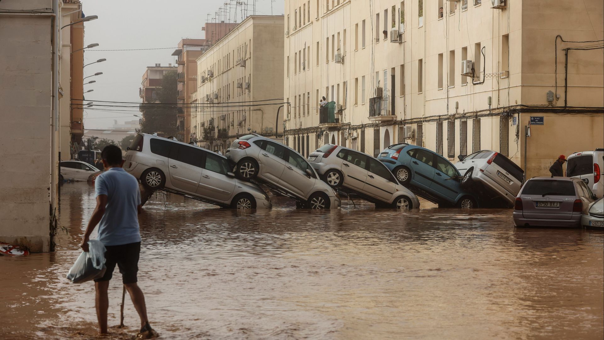 Vehículos apilados y destrozados por las inundaciones de la DANA en La Torre de Valencia
