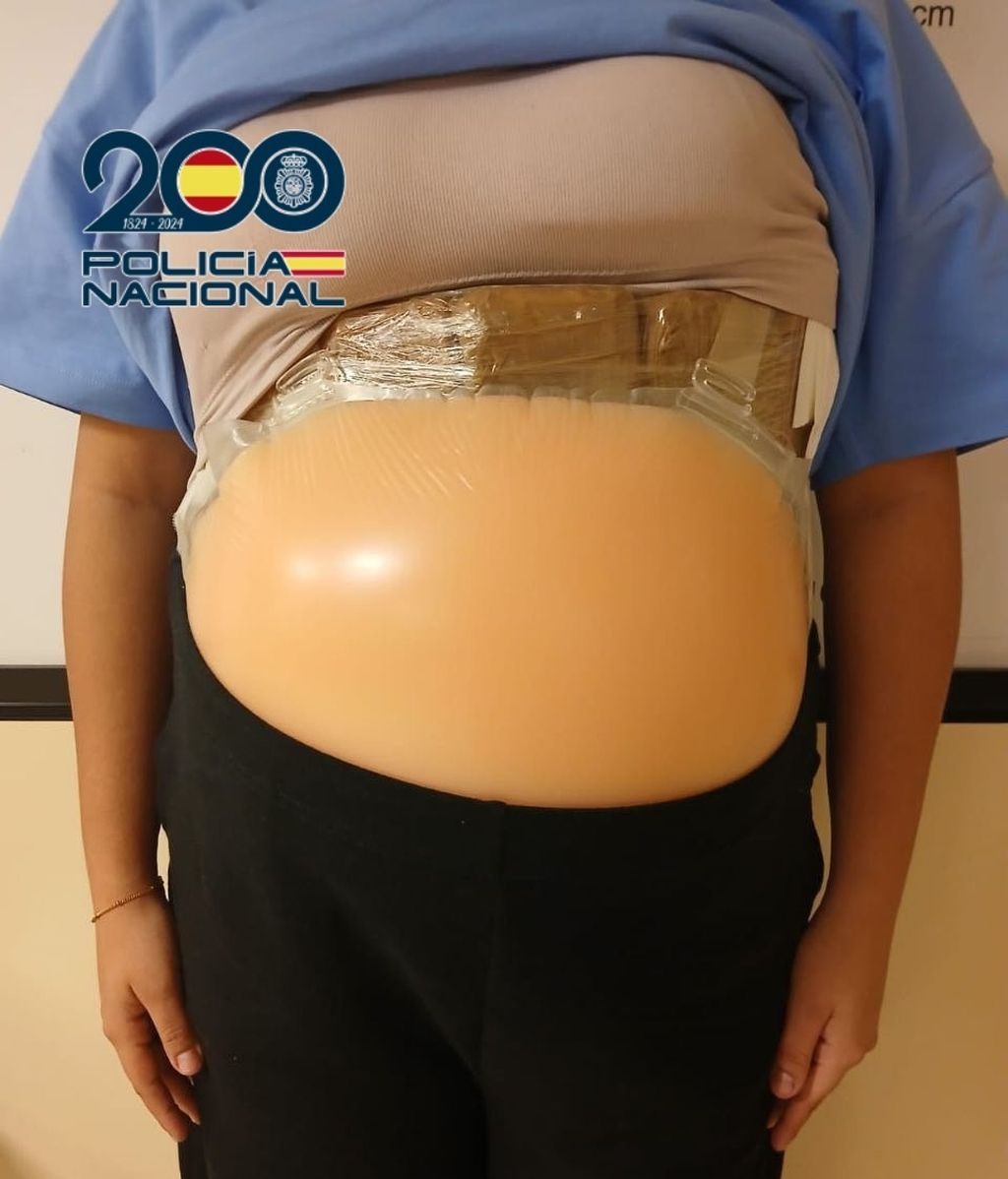Vientre falso donde ocultaba dos kilos de cocaína en el aeropuerto de Barajas