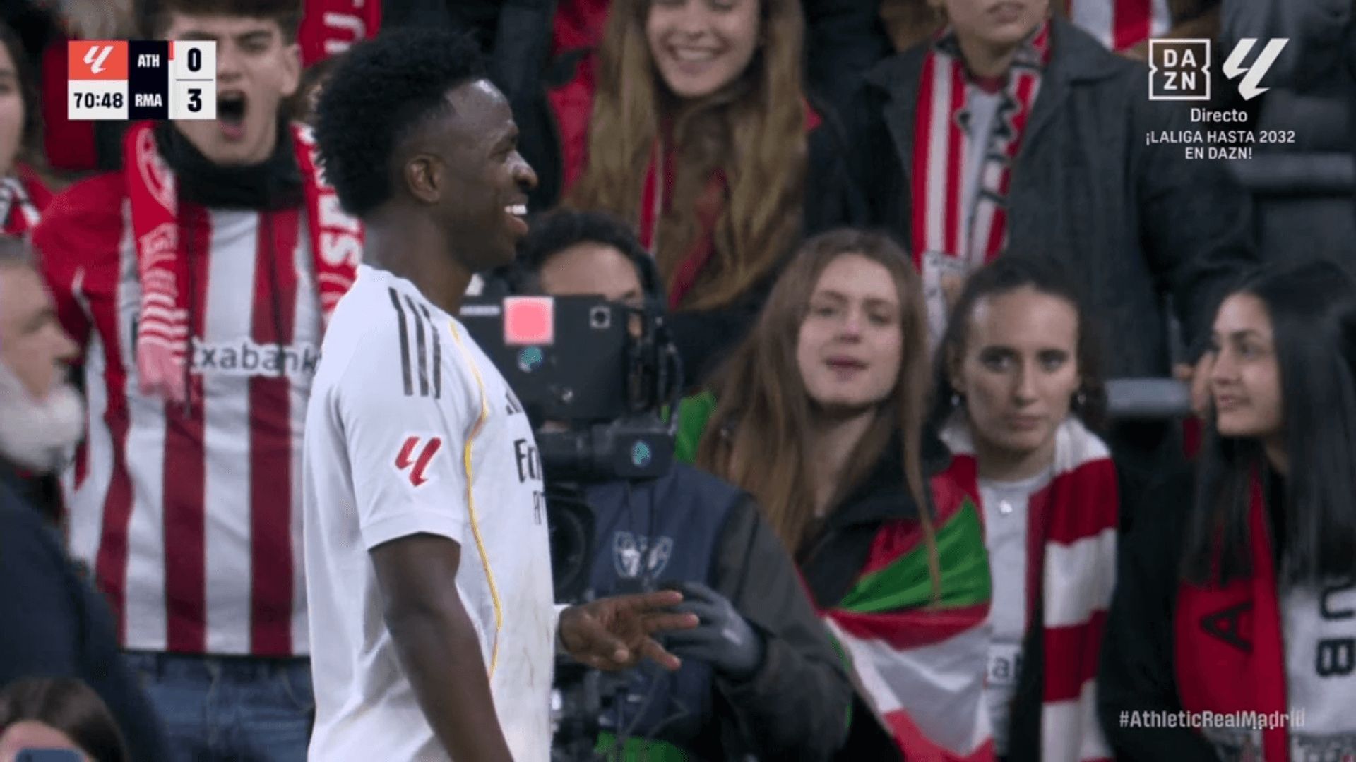 vinicius_hace_un_gesto_de_tres_en_el_athletic_real_madrid.png vinicius_hace_un_gesto_de_tres_en_el_athletic_real_madrid.png
