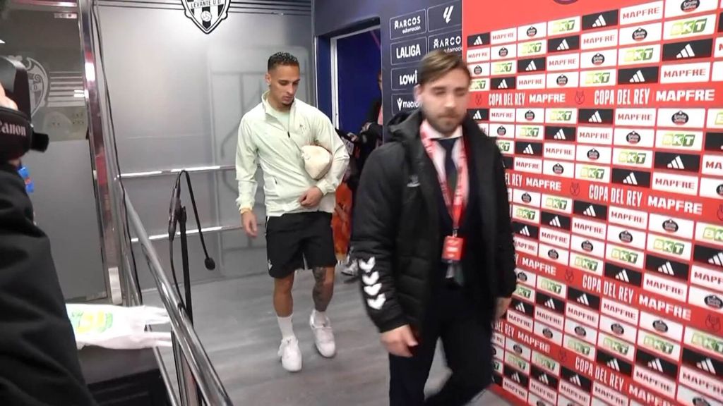 Antony, cojeando a tres días del Barcelona