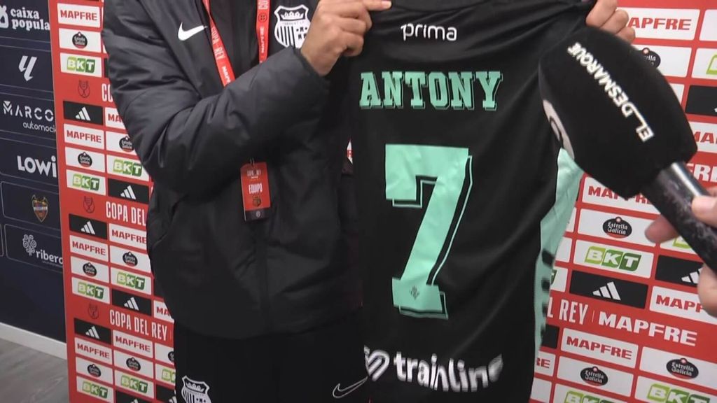 La risa de Antony cuando se entera de que le ha dado su camiseta a Gasolina: “Desde chico era muy rápido”