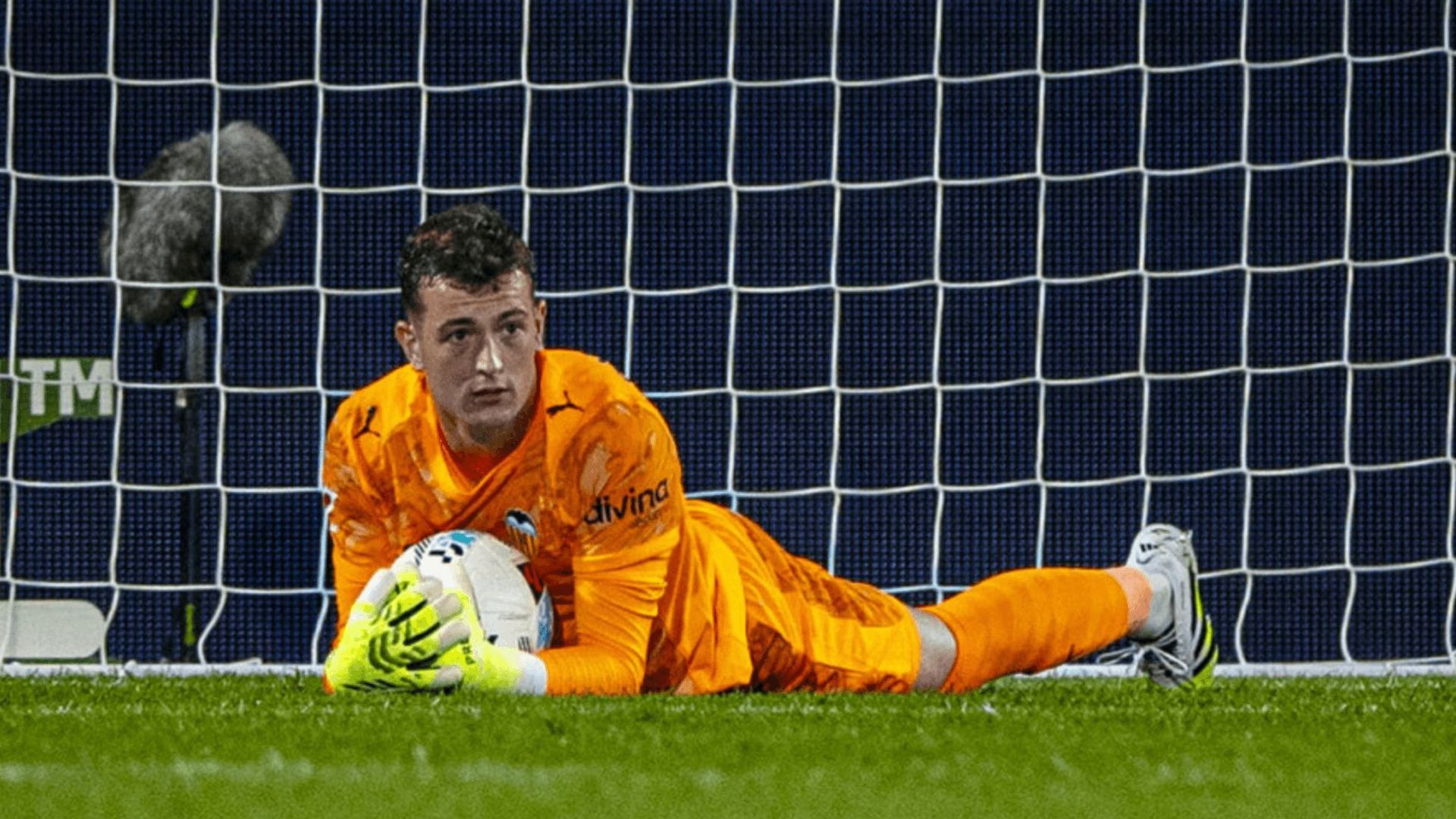 Julen Agirrezabala con la camiseta del Valencia CF