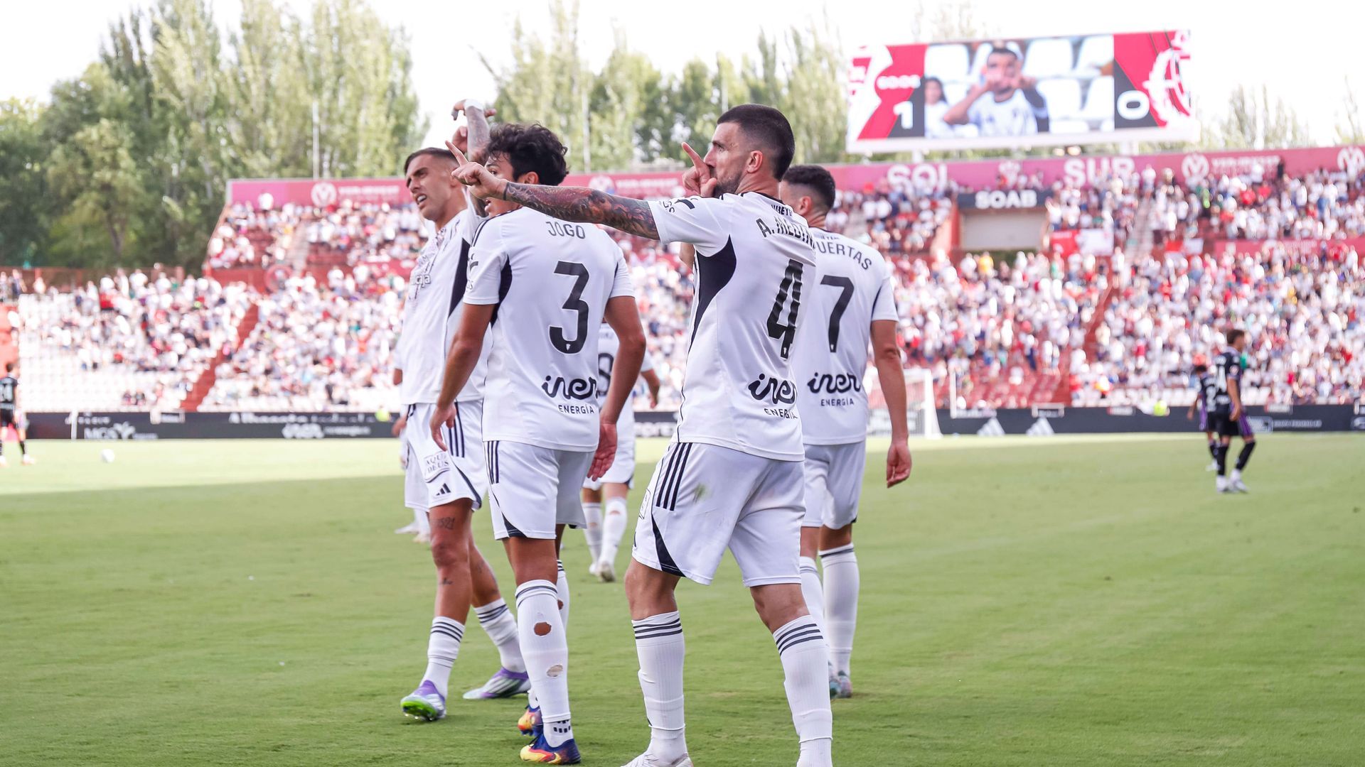 Agus Medina celebra un gol al Valladolid