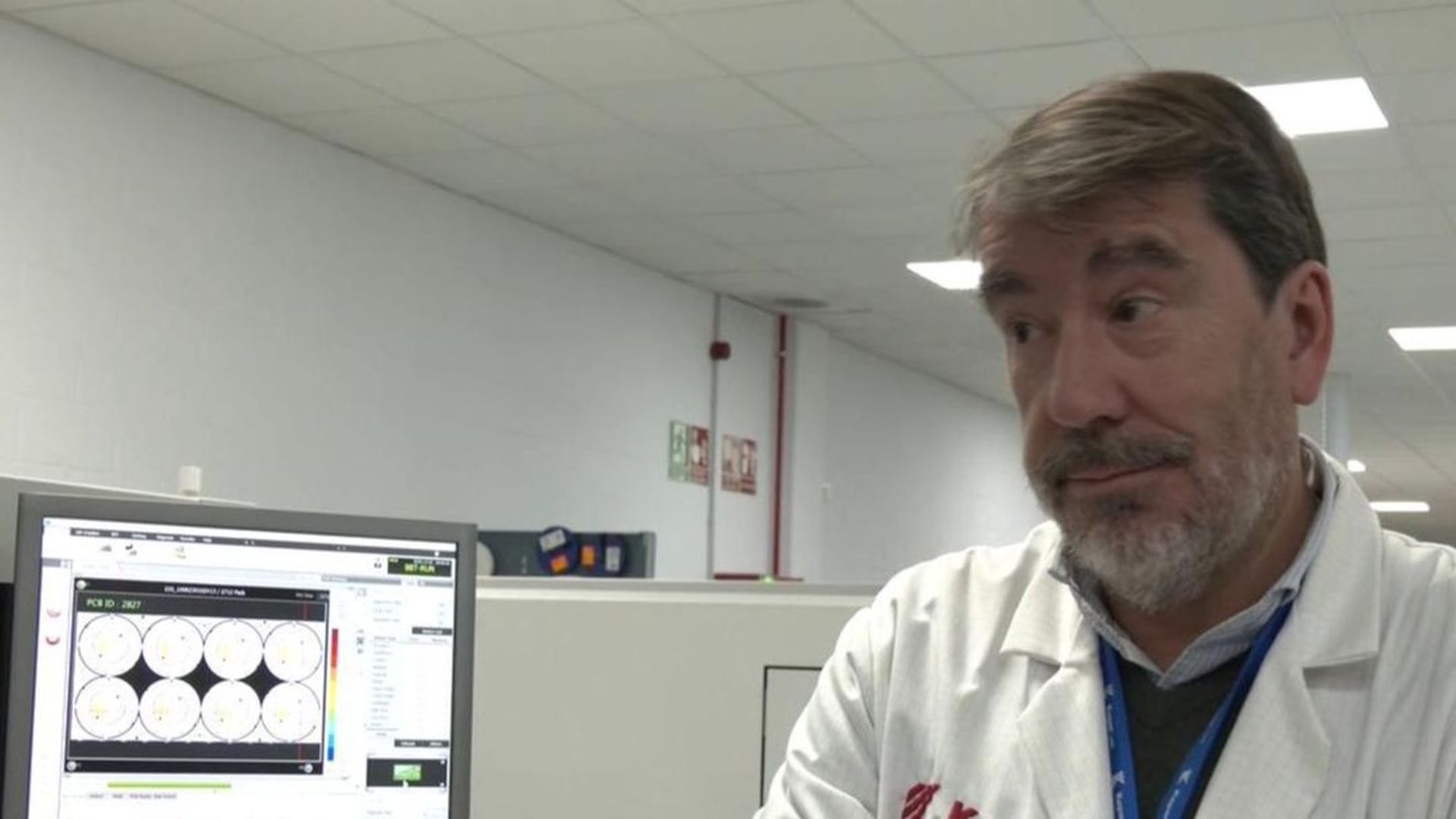 Balizas V16: En la fábrica donde hacen una cada 4 segundos no dan abasto Balizas V16: En la fábrica donde hacen una cada 4 segundos no dan abasto