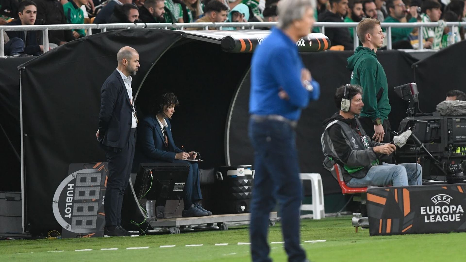 Pellegrini, dando instrucciones ante el Lyon