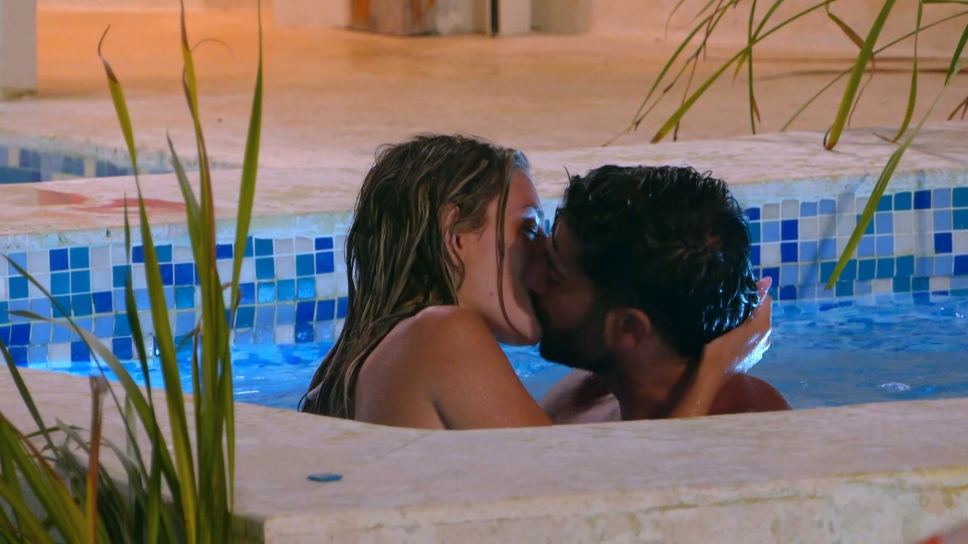 Claudia se besa con Aitor en el jacuzzi