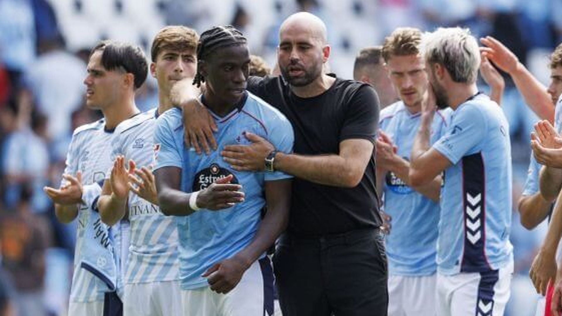 Claudio Giráldez abraza a Ilaix Moriba