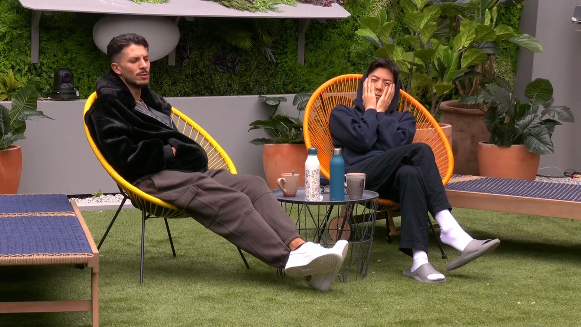 Cristian y Joon charlando en el jardín