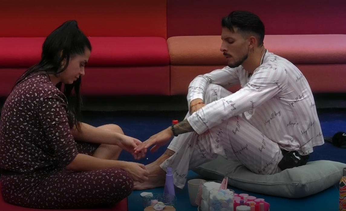 Desi le hace las uñas a Cristian