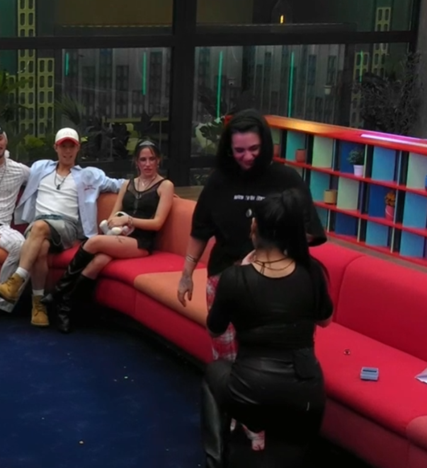 Desi pide matrimonio a Rocío