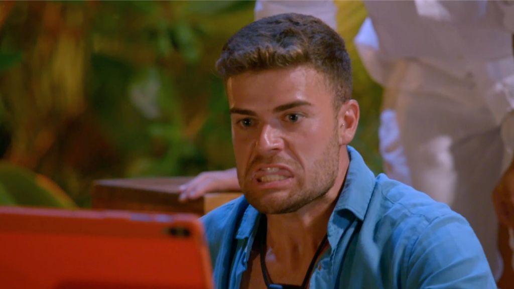 El gran enfado de Darío en 'La isla de las tentaciones 9' al ver a Almudena y Borja protagonizar la escena de los cojines: "De mí no se ríe nadie"