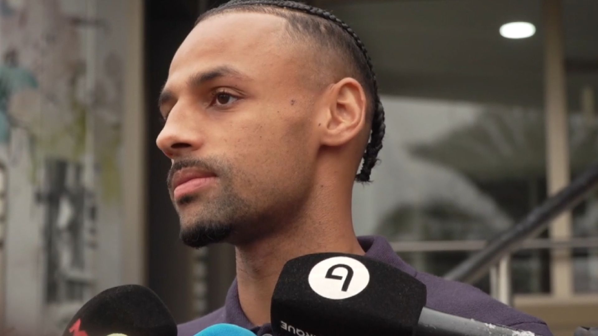 Djibril Sow, atendiendo a los medios de comunicación.