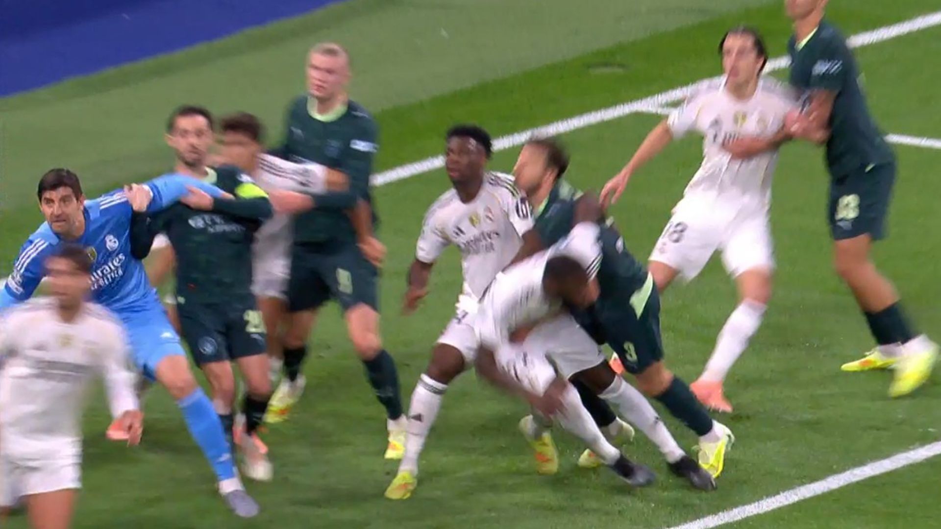 El agarrón de Bernardo Silva a Courtois que no revisó el VAR en el primer gol del Manchester City El agarrón de Bernardo Silva a Courtois que no revisó el VAR en el primer gol del Manchester City