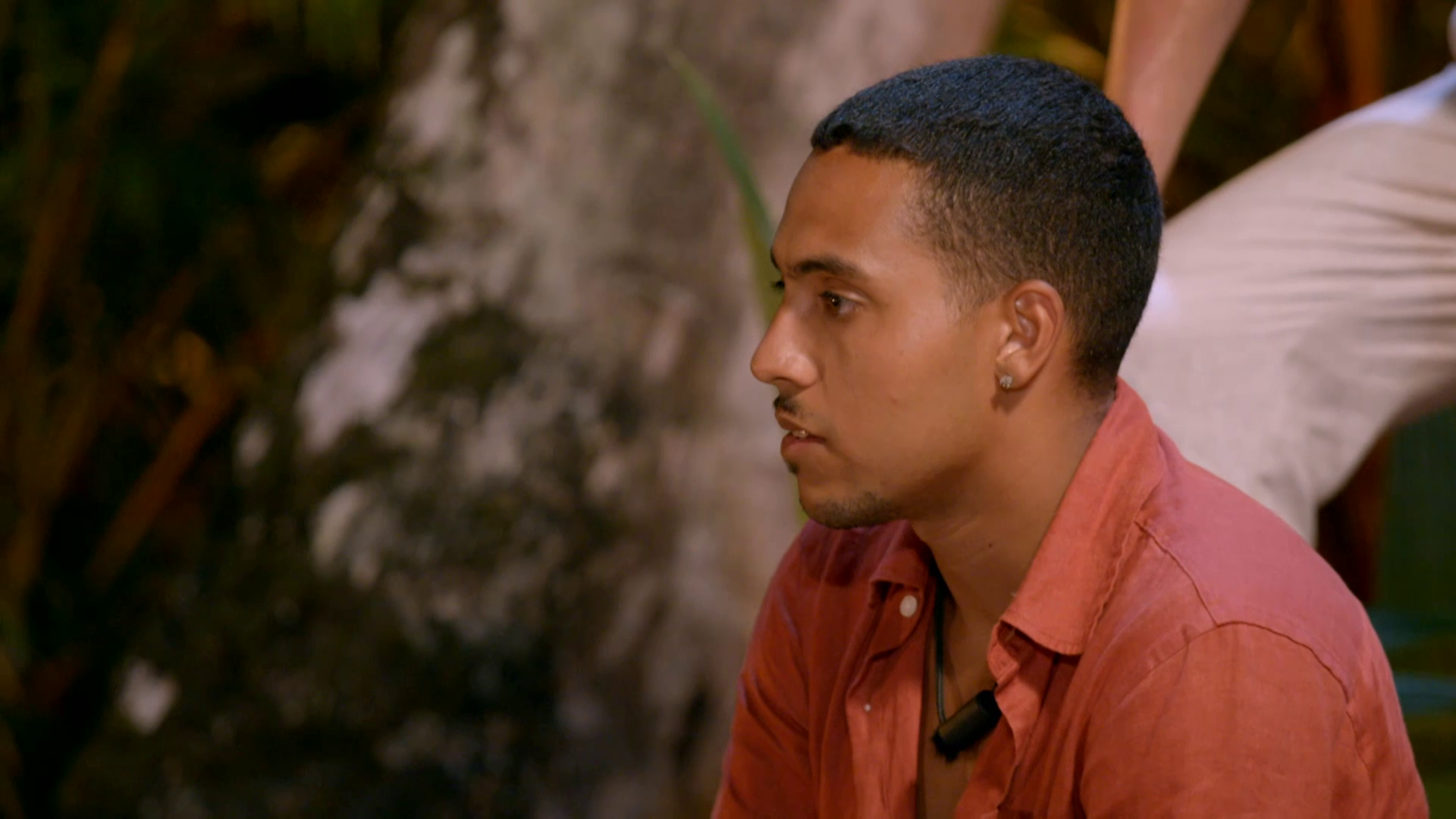 Gilbert, muy sorprendido al ver a Claudia caer en la tentación otra vez