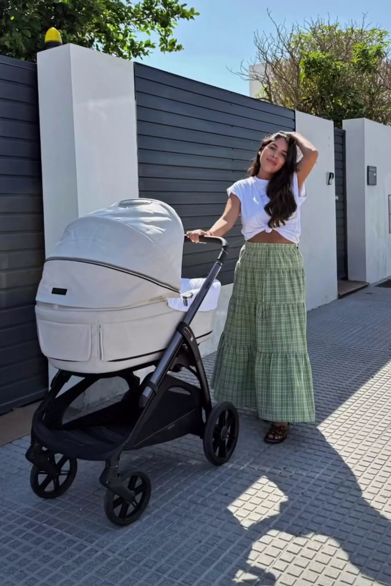 Isa Pantoja y el cochecito que ha utilizado con Cairo y con el que está tan encantada