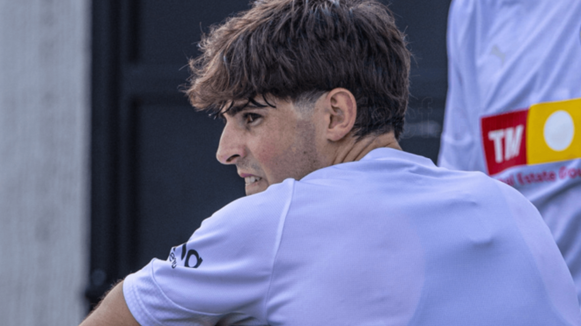 Javi Guerra observa durante un entrenamiento Javi Guerra observa durante un entrenamiento