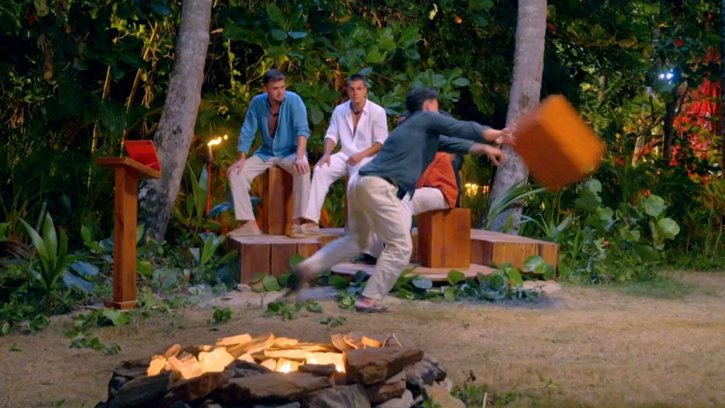 Juanpi tira su asiento por los aires y sale de la hoguera al ver a Sandra teniendo sexo con Andrea: “No quiero ver más”