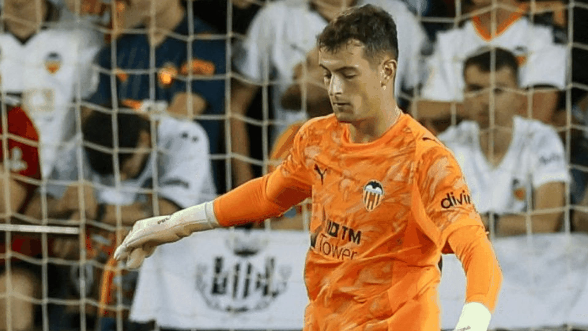 Julen Agirrezabala con la camiseta del Valencia CF Julen Agirrezabala con la camiseta del Valencia CF