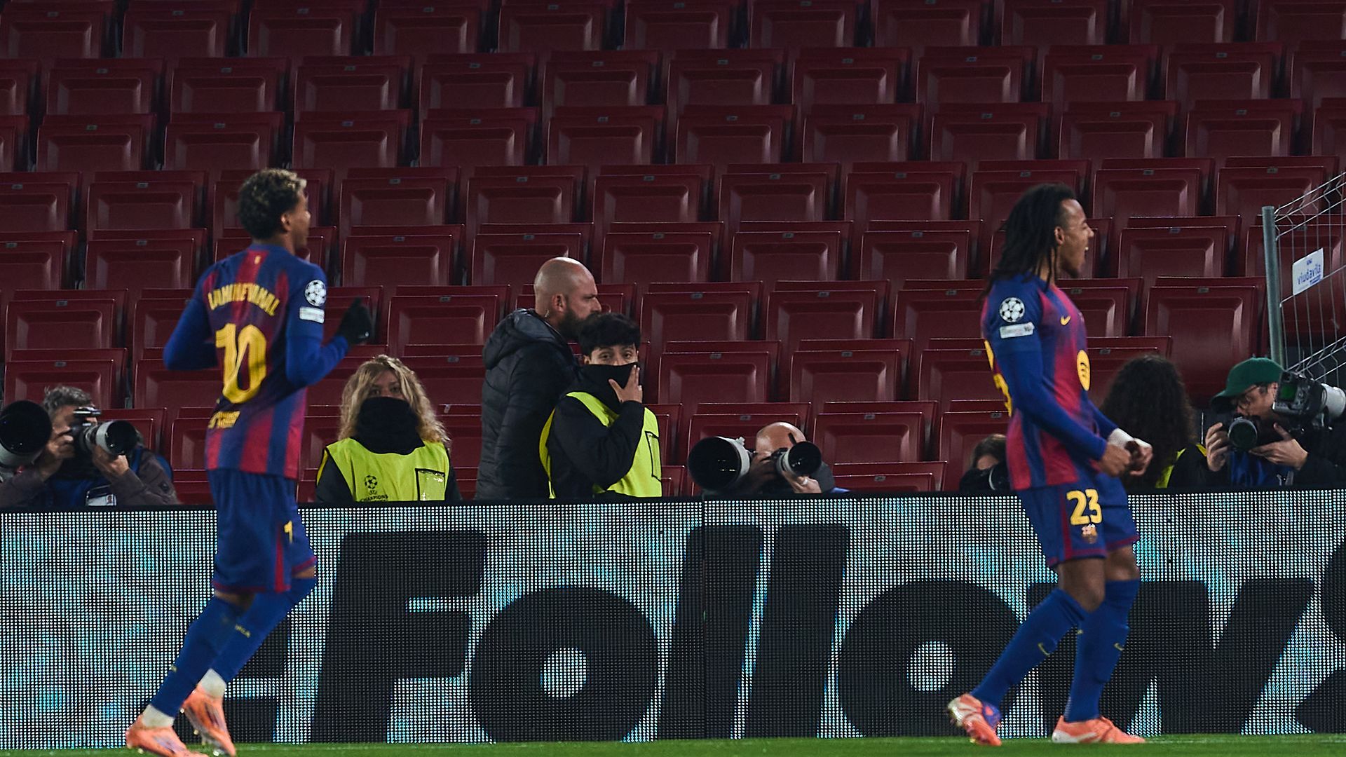Koundé y Lamine Yamal celebrando un gol en Champions