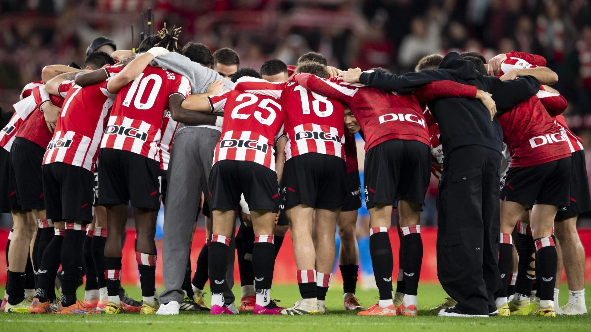 La piña del Athletic antes de jugar un partido en San Mamés.