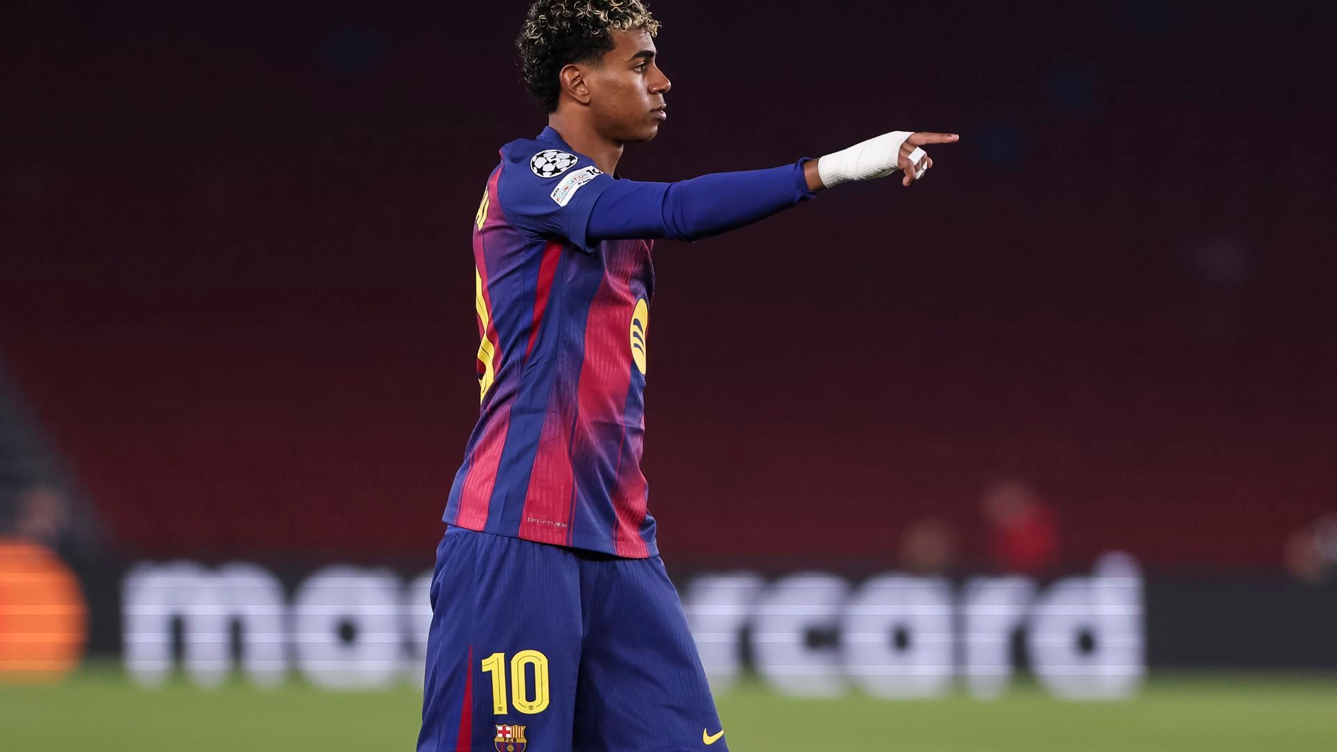 Lamine Yamal durante el partido del FC Barcelona en la Champions League