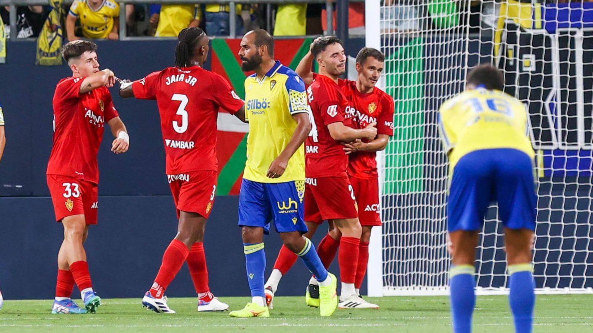 Lance de juego entre Cádiz y Zaragoza Lance de juego entre Cádiz y Zaragoza