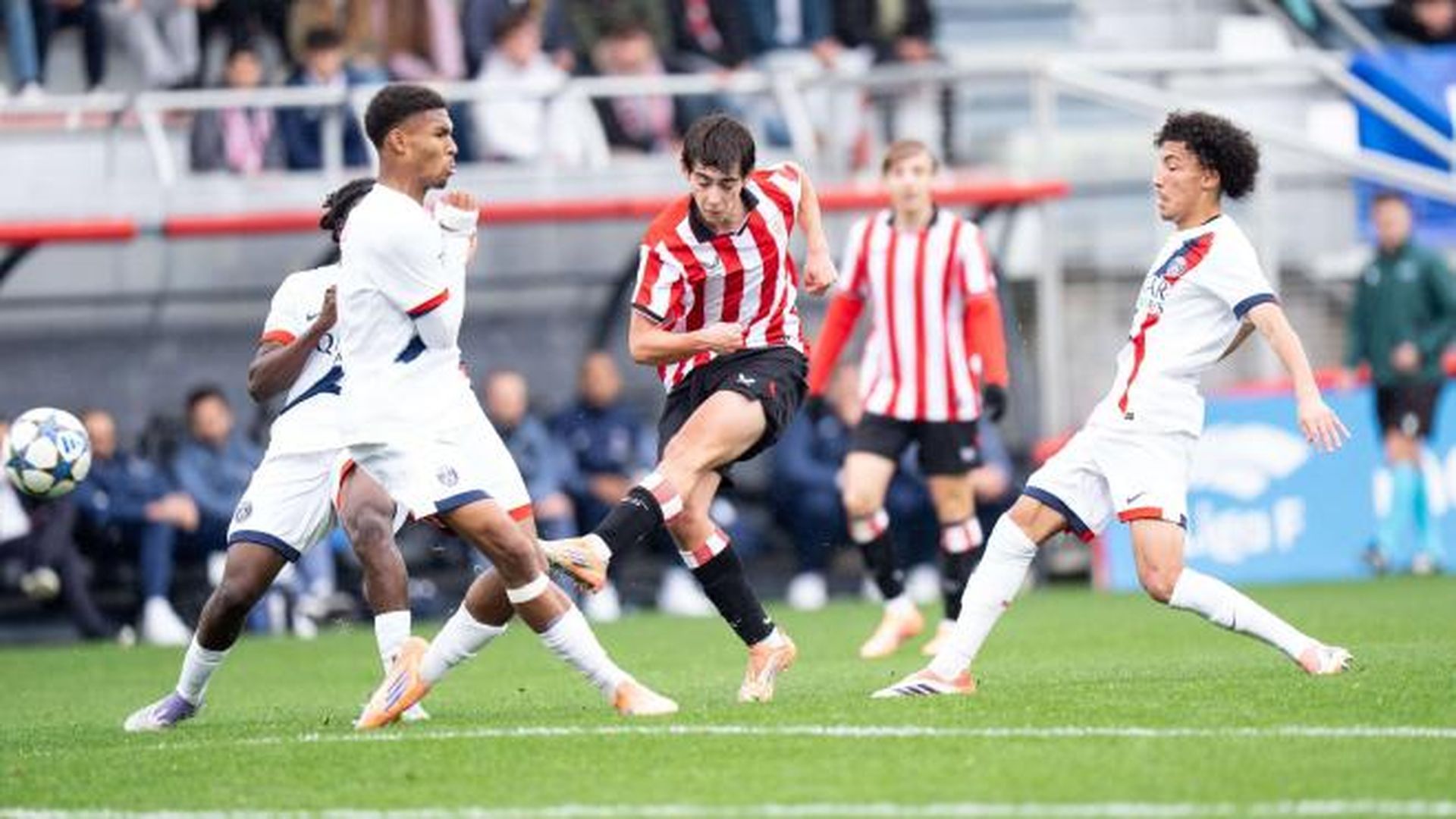 Los cachorros de Bittor Llopis ante el PSG en Lezama (Foto: Athletic Club). Los cachorros de Bittor Llopis ante el PSG en Lezama (Foto: Athletic Club).