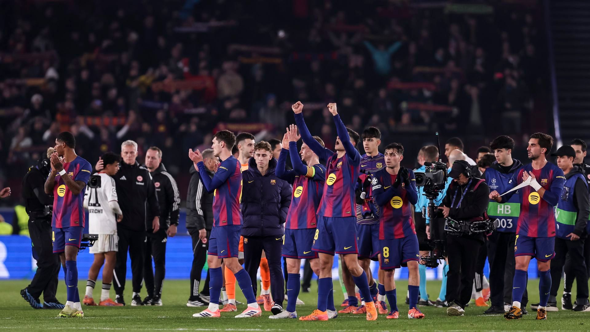 Los jugadores del FC Barcelona celebrando la victoria contra el Eintracht Frankfurt Los jugadores del FC Barcelona celebrando la victoria contra el Eintracht Frankfurt