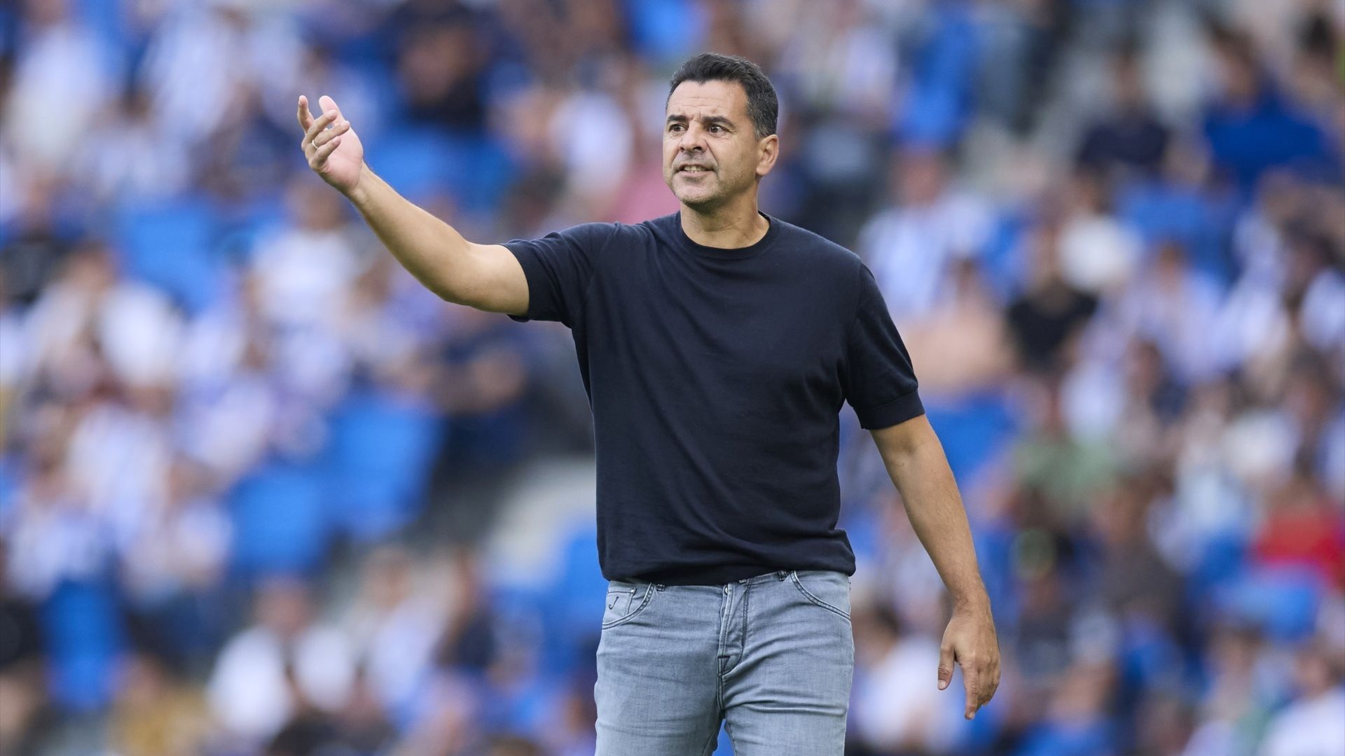 Michel da indicaciones a sus jugadores en el Reale Arena Michel da indicaciones a sus jugadores en el Reale Arena