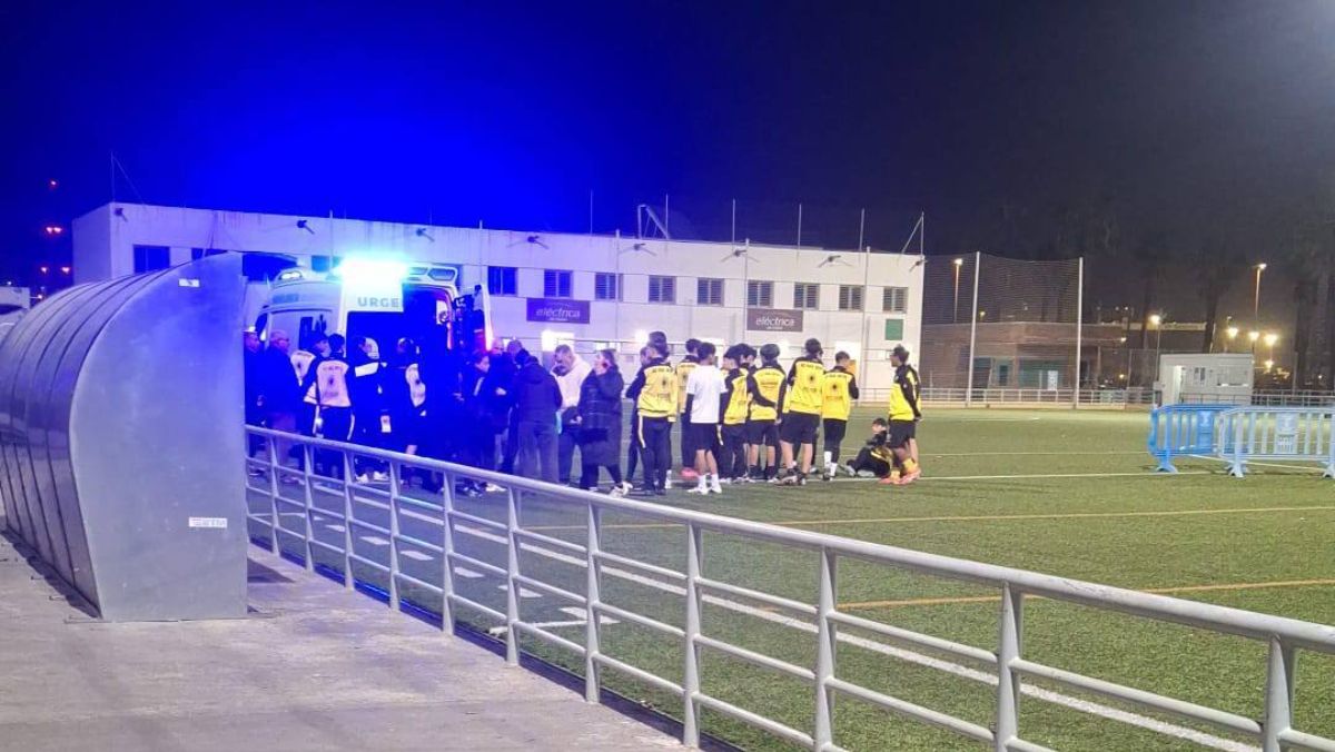 Momento en el que una ambulacia atiende al menor herido