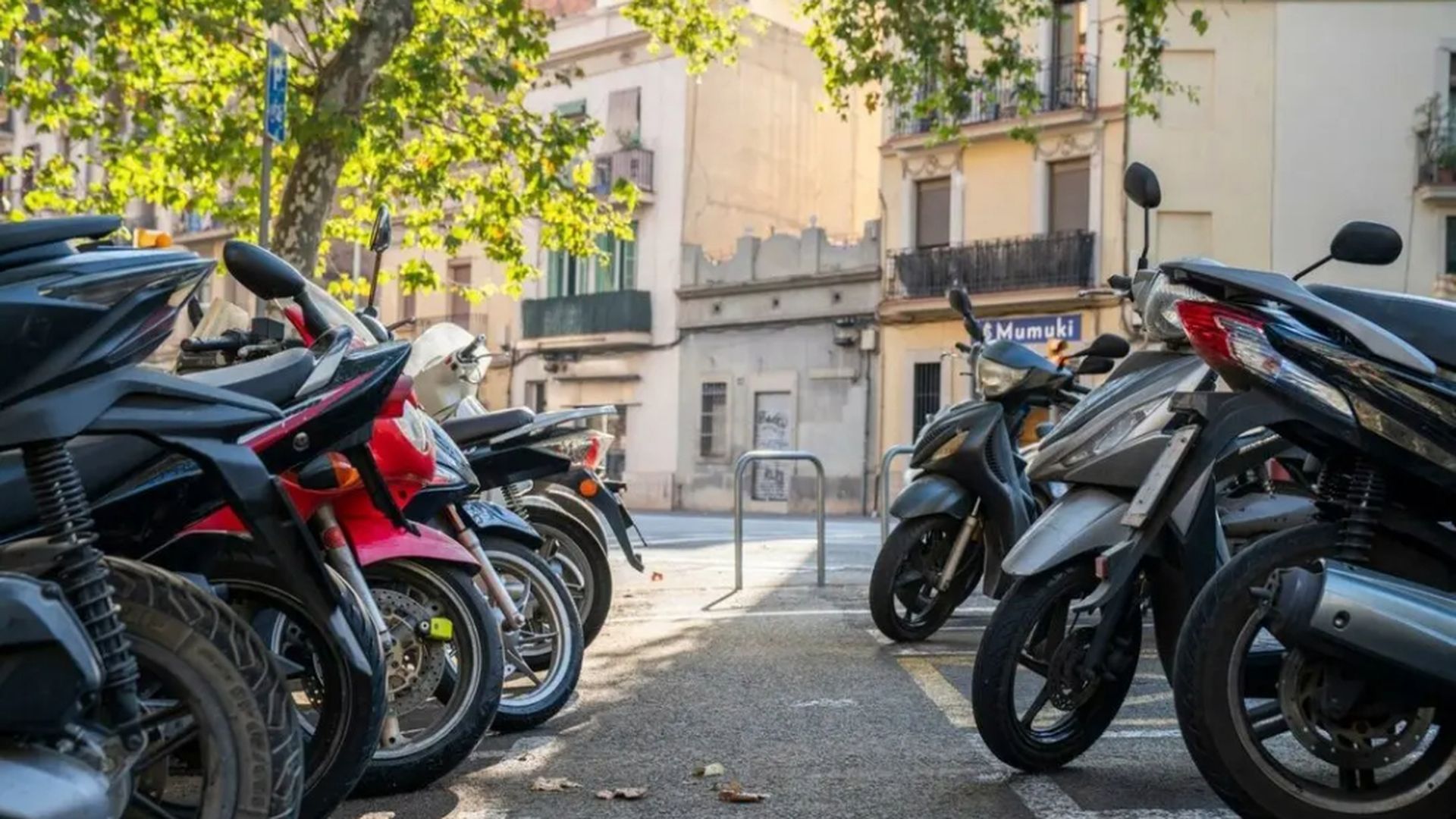 Motos aparcas en Barcelona Motos aparcas en Barcelona