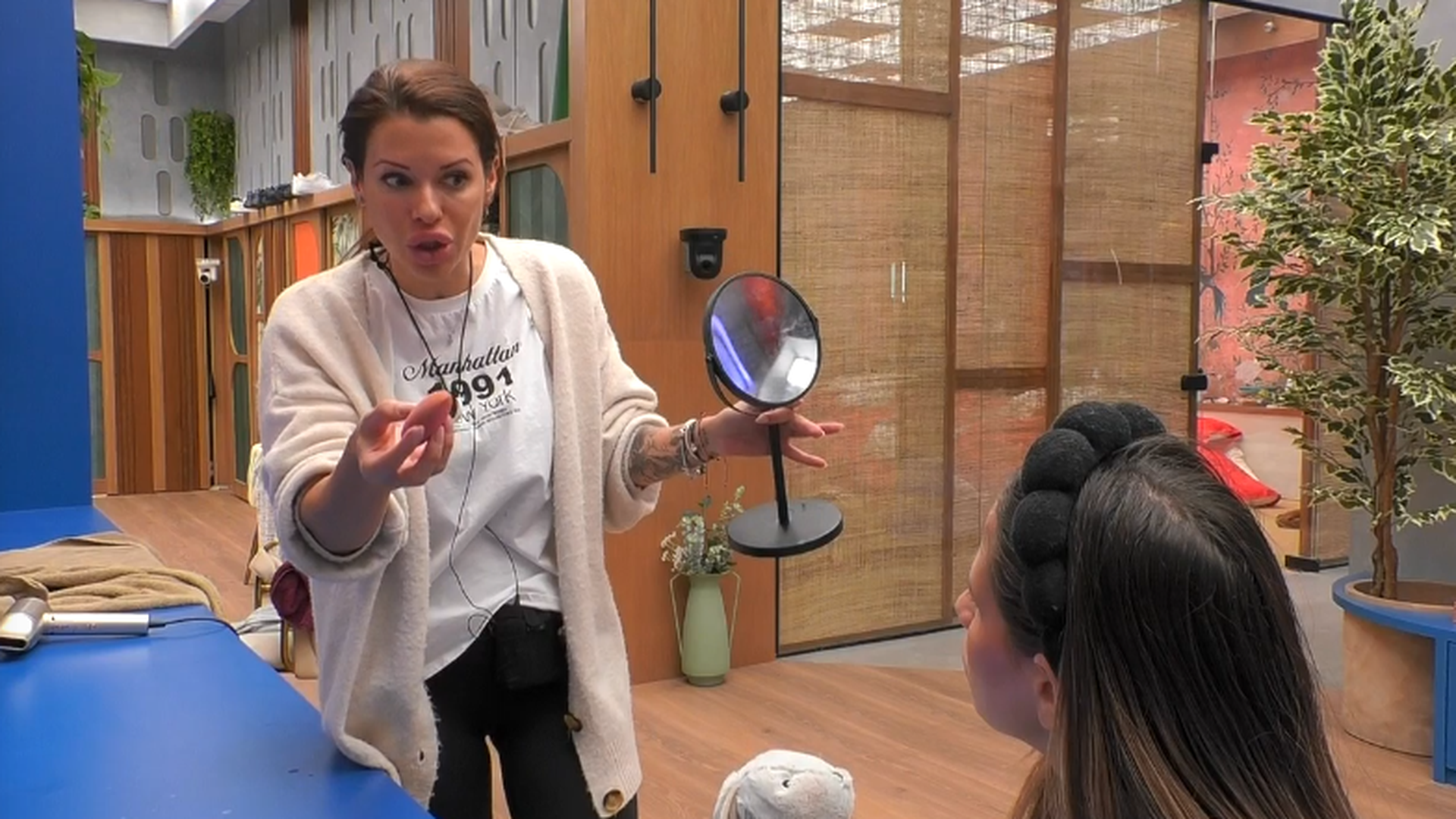 Patricia agarra el espejo