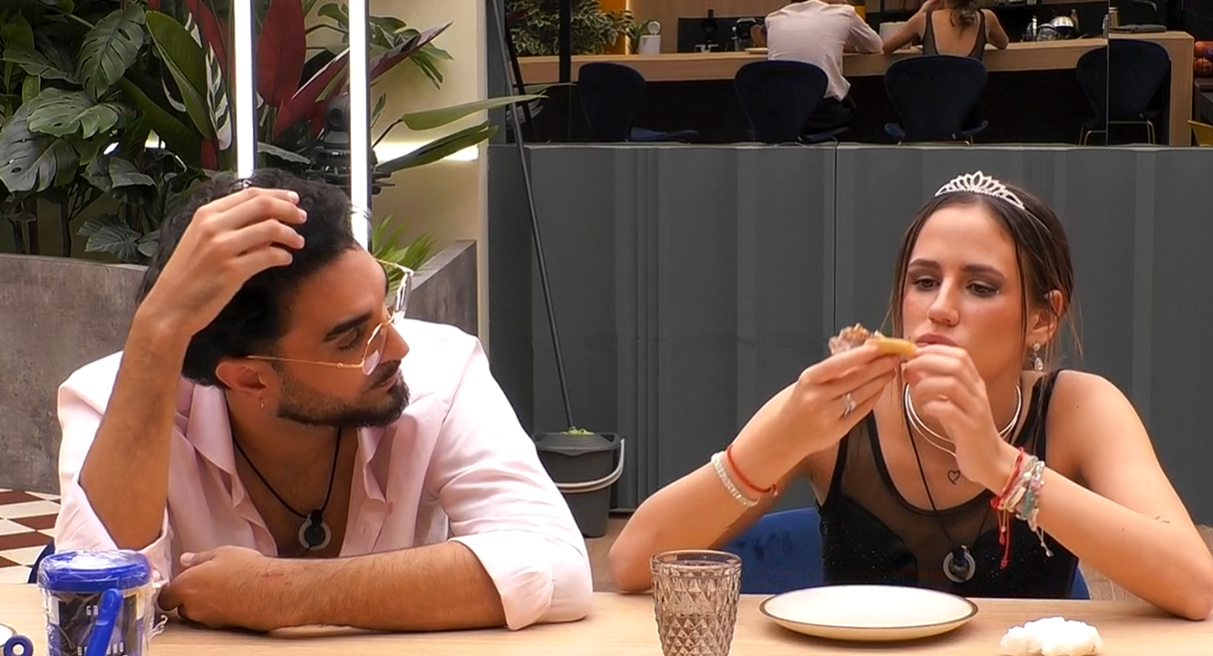 "Paula es...Paula es...Paula es...Paula es"