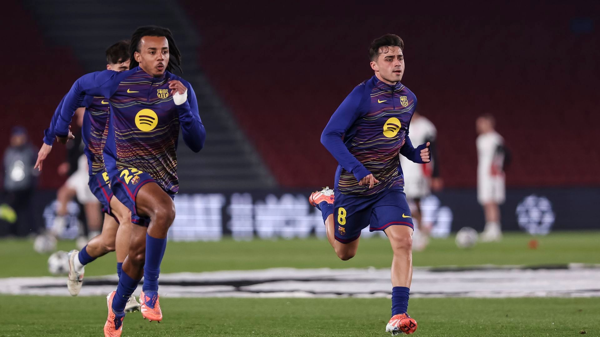 Pedri y Koundé calentando antes del partido de Champions entre el FC Barcelona y Eintracht Frankfurt Pedri y Koundé calentando antes del partido de Champions entre el FC Barcelona y Eintracht Frankfurt